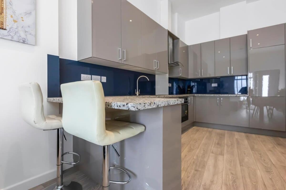 Lovely 1 Bedroom Apartment In Central Woking Kültér fotó