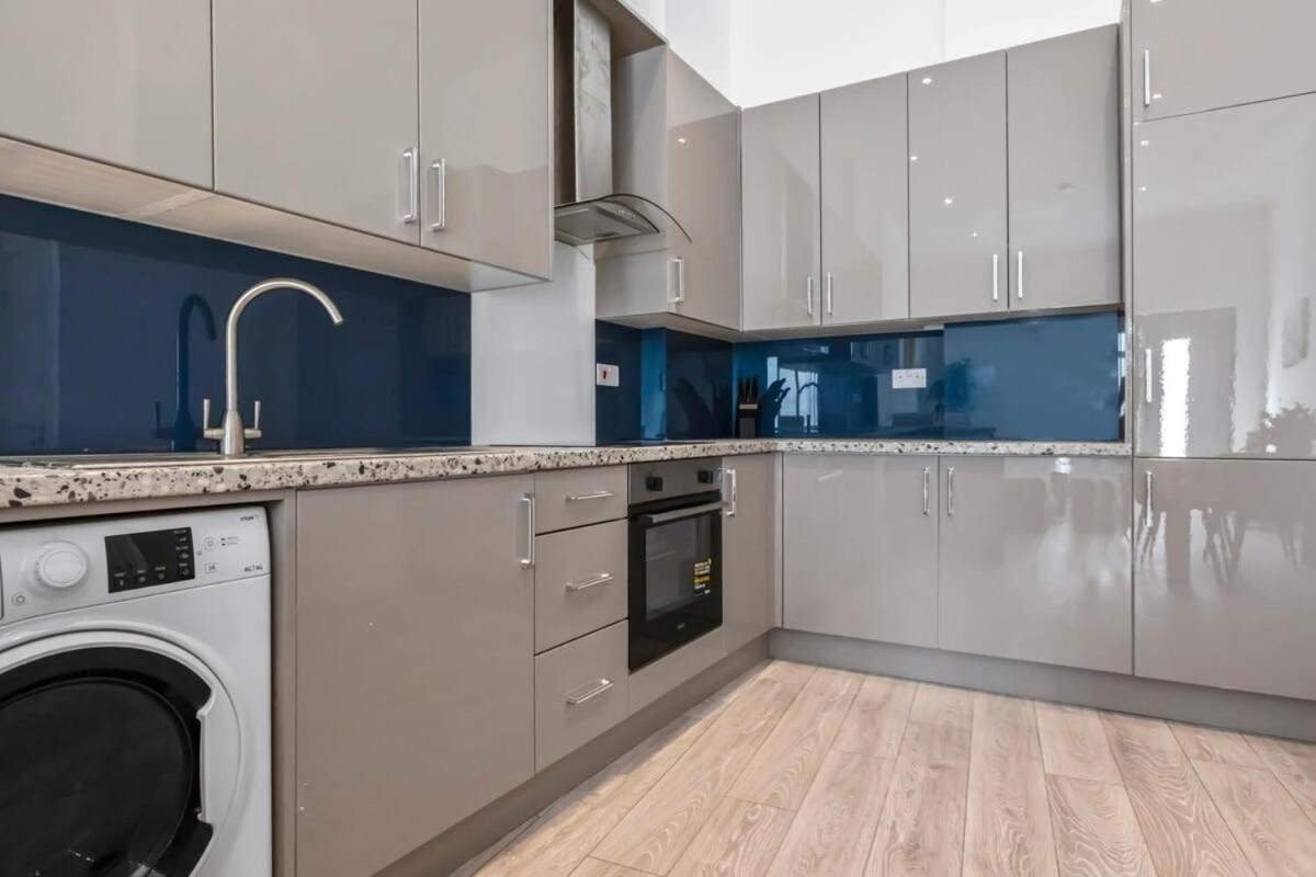 Lovely 1 Bedroom Apartment In Central Woking Kültér fotó