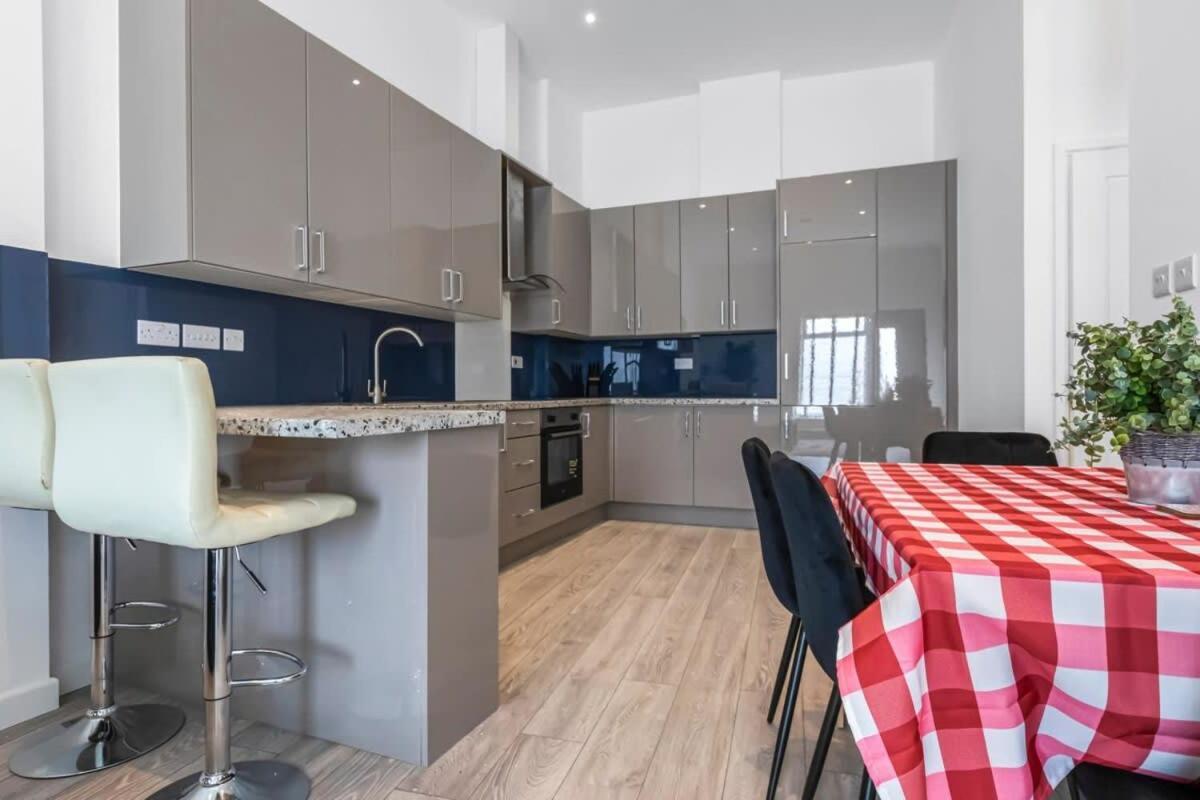 Lovely 1 Bedroom Apartment In Central Woking Kültér fotó