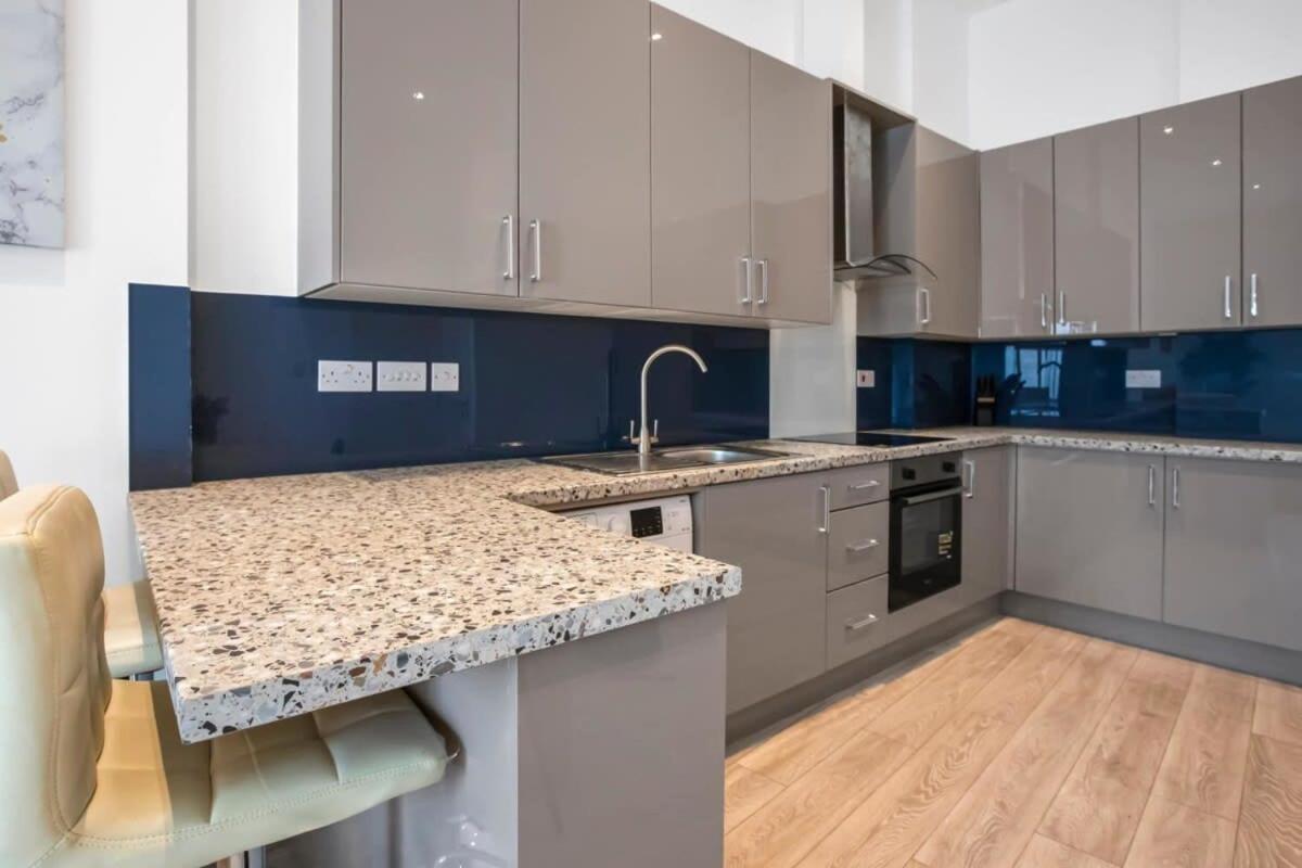 Lovely 1 Bedroom Apartment In Central Woking Kültér fotó