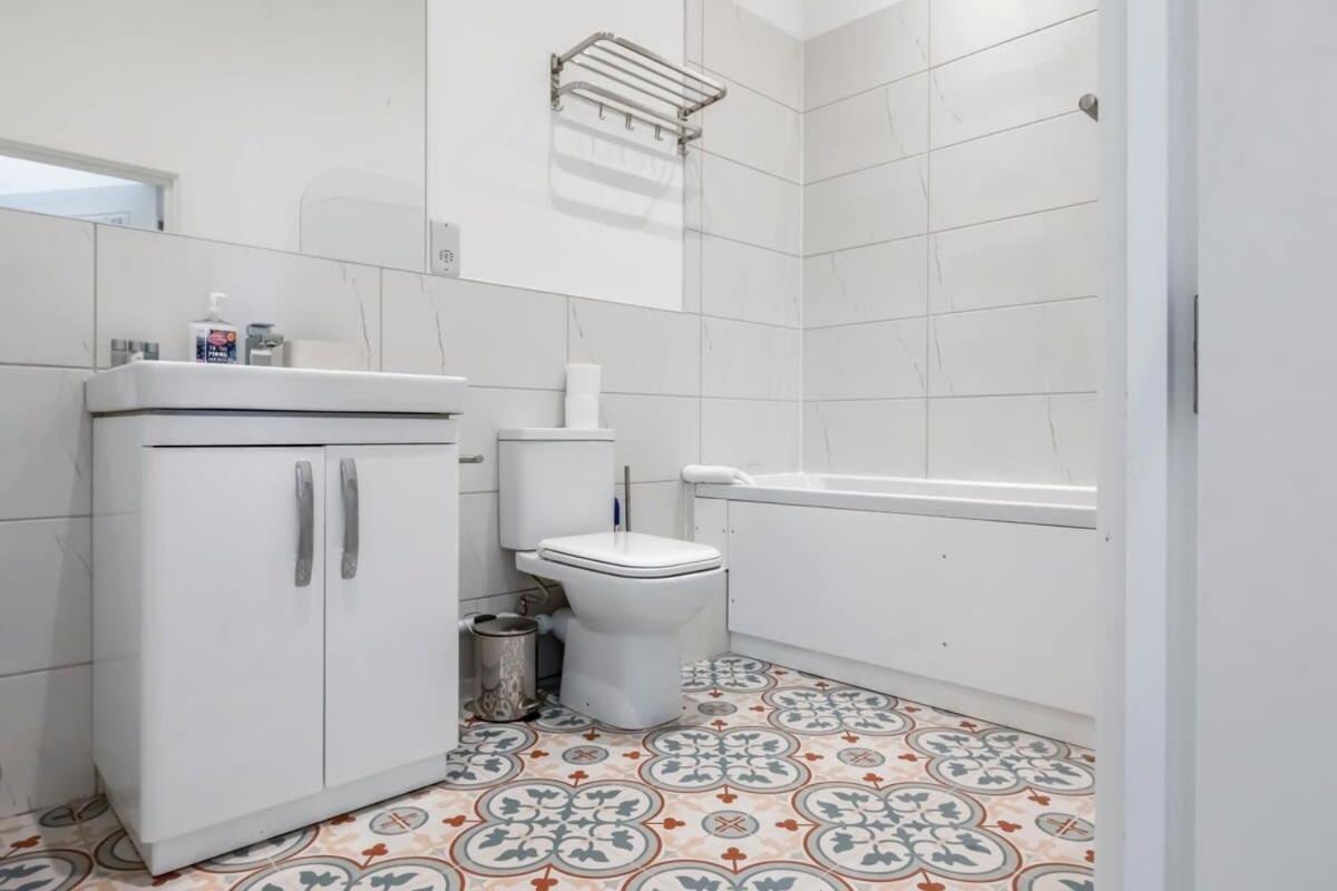 Lovely 1 Bedroom Apartment In Central Woking Kültér fotó