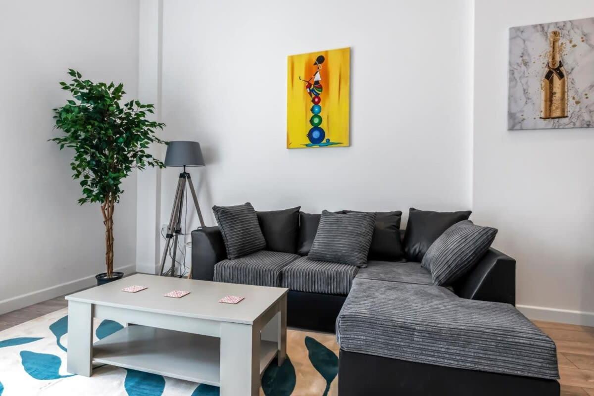 Lovely 1 Bedroom Apartment In Central Woking Kültér fotó