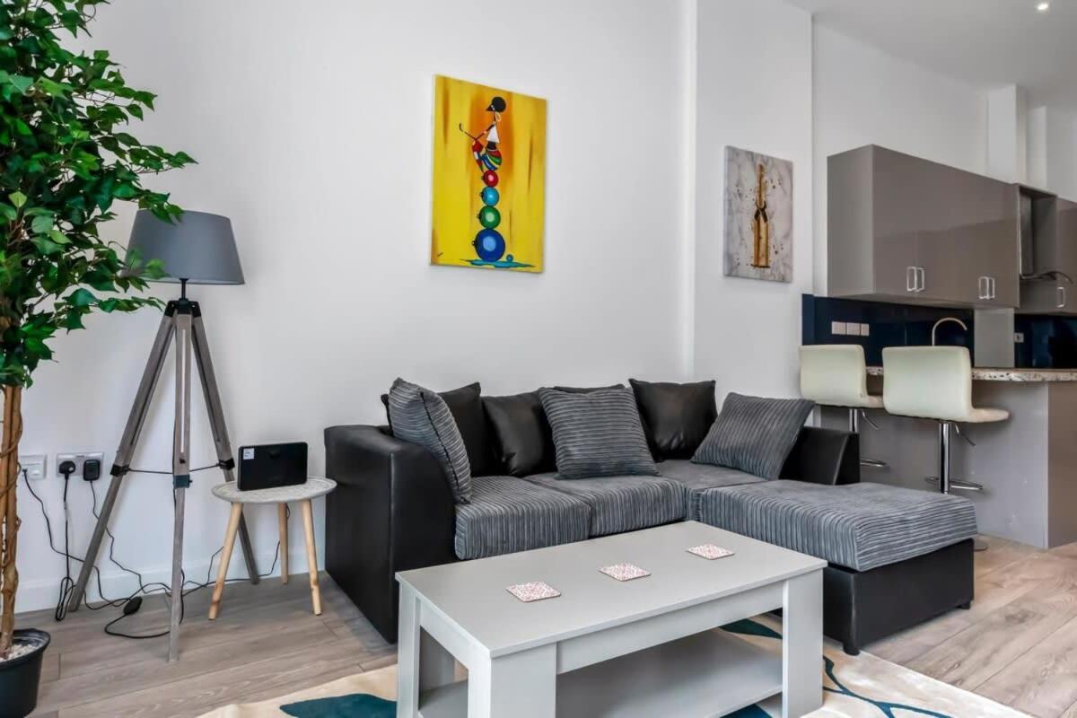 Lovely 1 Bedroom Apartment In Central Woking Kültér fotó