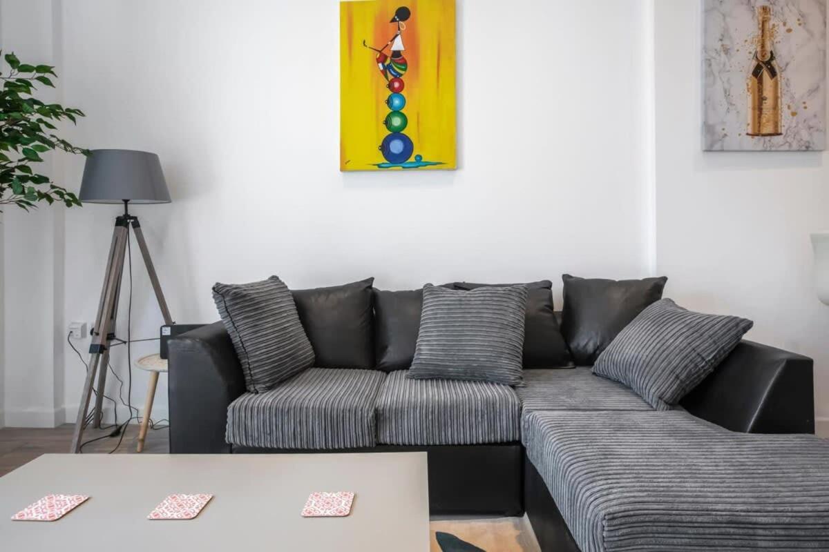 Lovely 1 Bedroom Apartment In Central Woking Kültér fotó